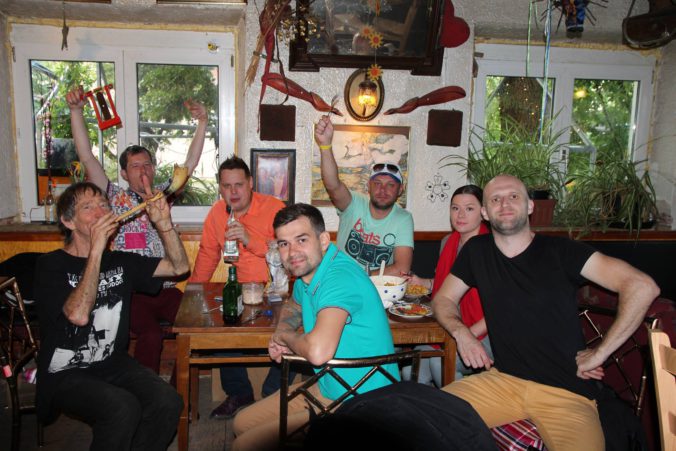 Walter und Russian Kolbussian in der Kneipe - Weißes Roß Immeldorf