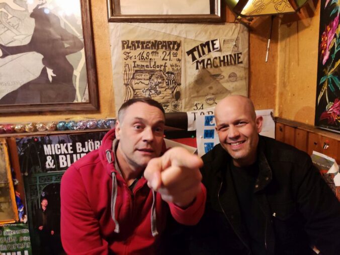 Uli und Steffen, DJs von 1994 vor selbst gemaltem Plakat