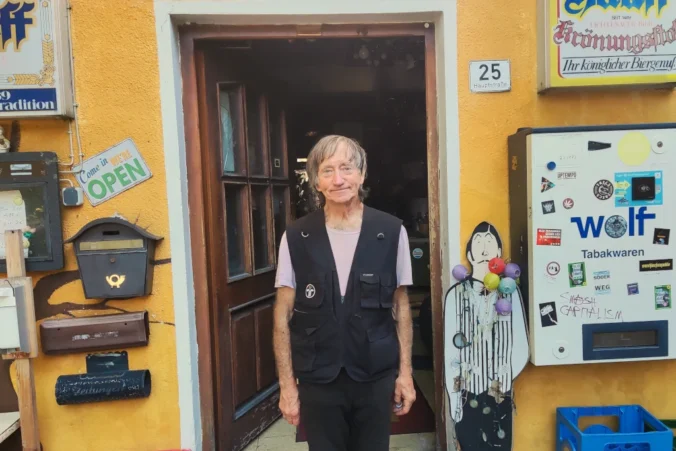 Foto: Walter vor der Kneipentüre